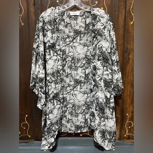 Icing Monochrome Floral Kimono